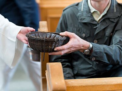 Immer weniger Geld im Körbchen