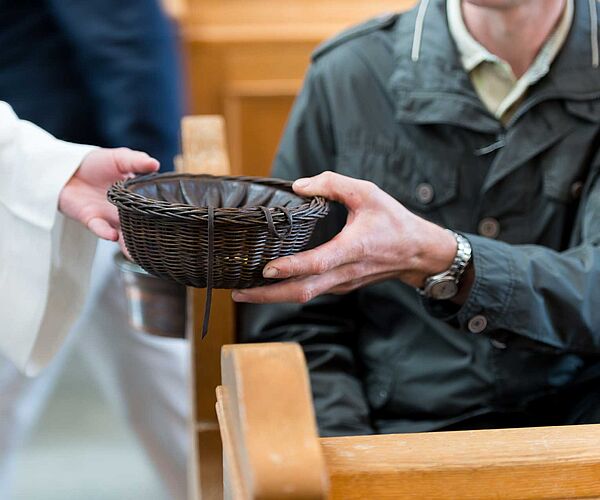 Immer weniger Geld im Körbchen