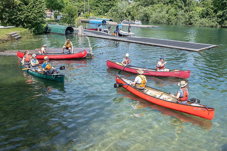 Wer paddelt, wer steuert? Beim Einwassern am «Gemeinsam im Boot»-Tag am Steg des Kanuklubs Luzern.