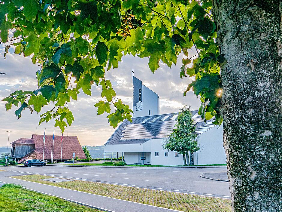 Die Kirche Hohenrain mit einer Photovoltaik-Anlage auf dem Dach