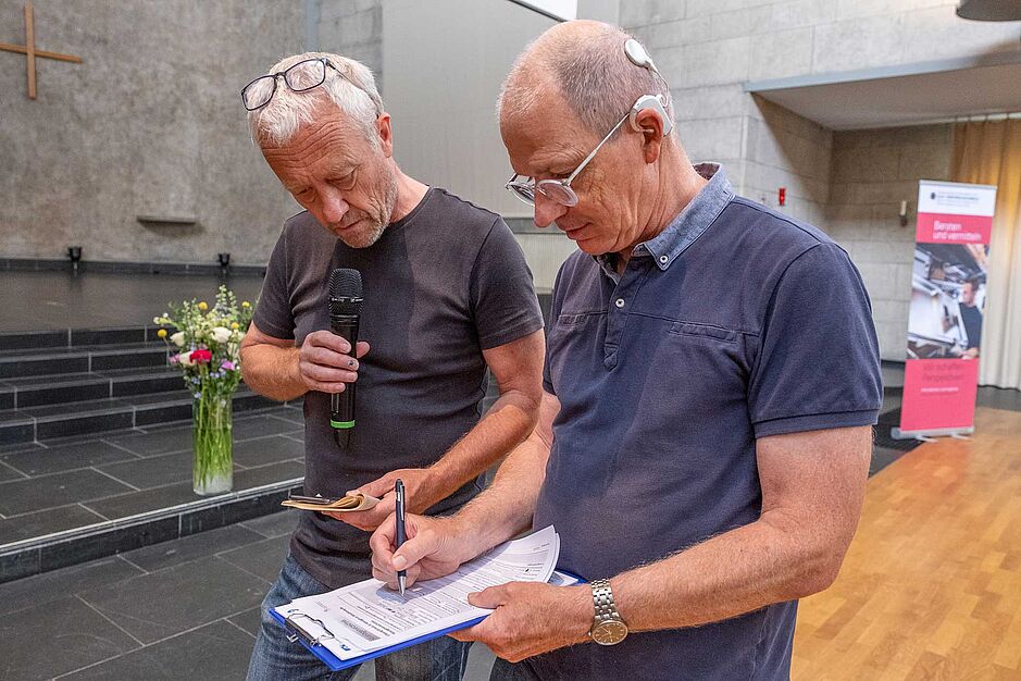 Hörtest in der Kirche