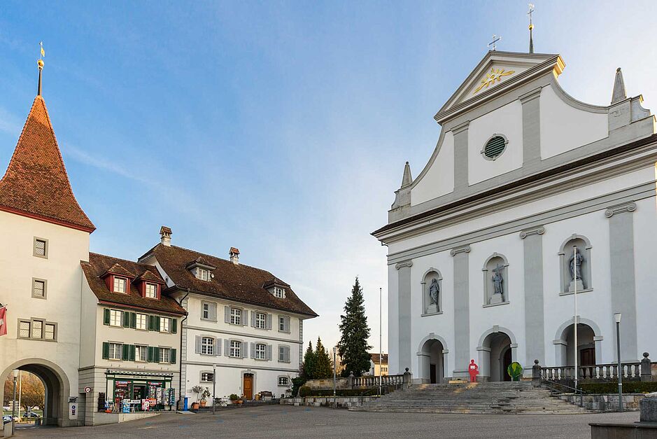 Kirchplatz Sempach, rechts die Front der Pfarrkirche