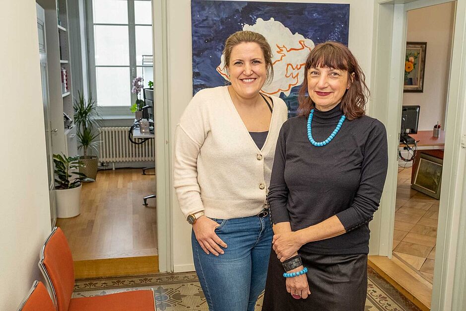 Jenny Graf und Stellenleiterin Paola Ganyi in den Büros der «elbe» in Luzern. 