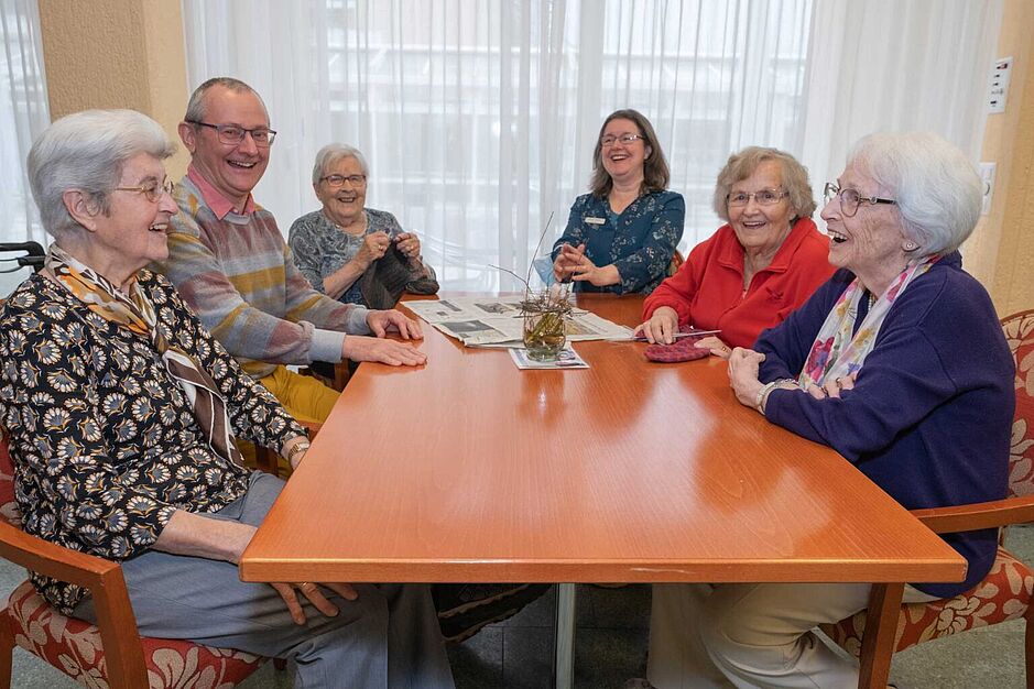 Heimseelsorger Eugen Bütler und Astrid Rotner mit Bewohnern des Alterszentrum Viva Luzern Wesemlin