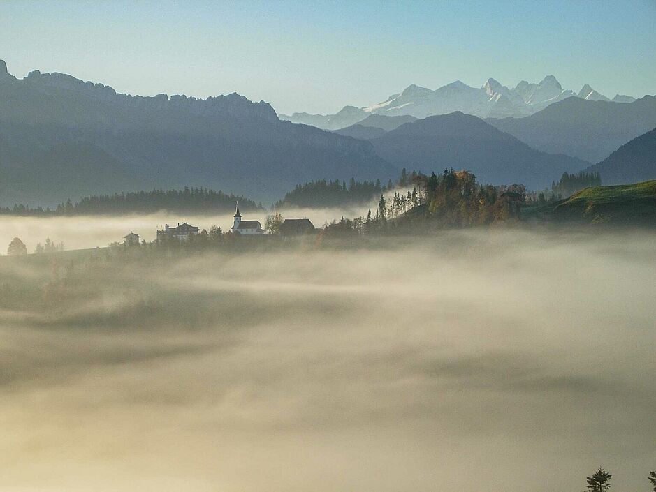 Bramboden über dem Herbstnebel. 