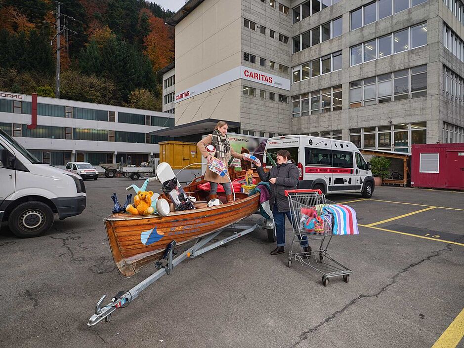 Das Boot bei seinem letzten Einsatz – beladen voller Spielsacehn aus dem Lager der Caritas Märkte