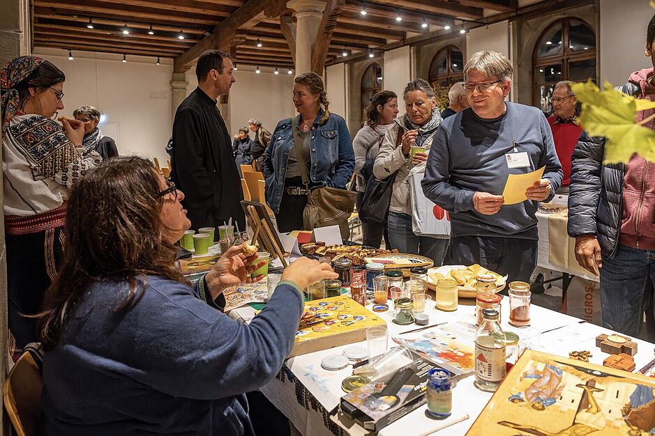 Der christkatholische Pfarrer Adrian Suter am Stand der Erithreisch-Orthodoxen Gemeinschaft Luzern