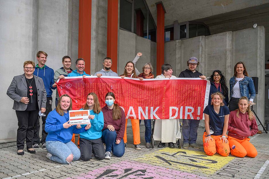 Dank ihnen ist vieles möglich: Die Verantwortlichen der Jubla Riffig bei der Übergabe des «Dank Dir!»-Preises.