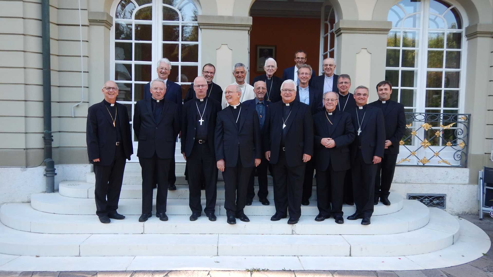 Die Schweizer Bischofskonferenz an ihrer Versammlung in Givisiez Ende August 2015. © SBK 2015