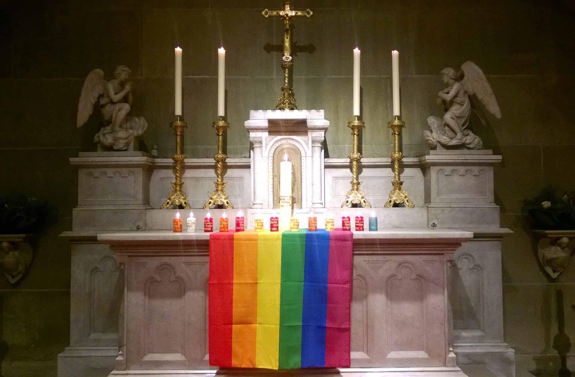Der Altar an einer Segensfeier für Homosexuelle in einer Berner Kirche. | © 2016 Rahel Zürcher