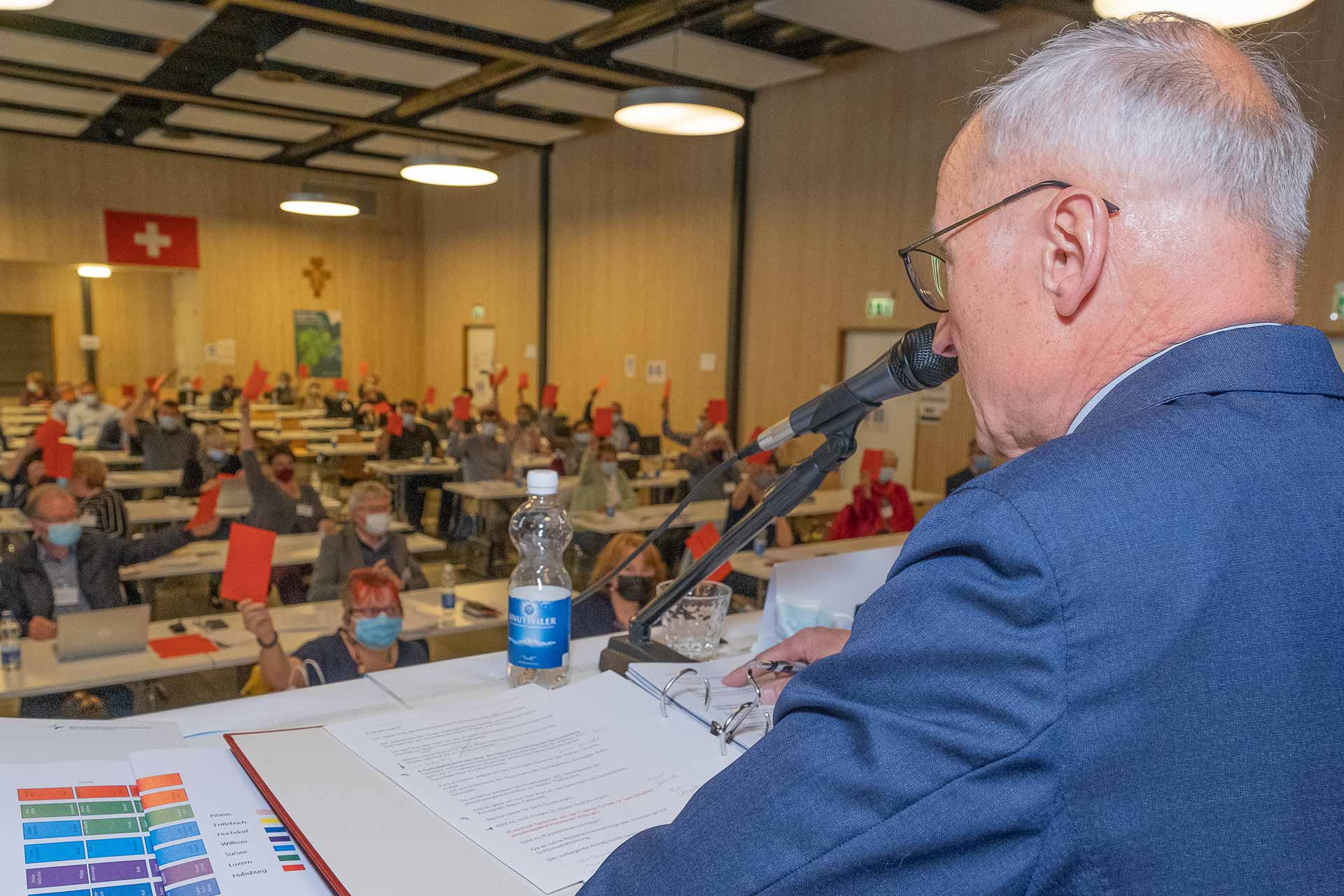 Er brachte alle Geschäfte durch die Session: Synodepräsident Martin Barmettler (Willisau) bei einer der Abstimmungen. | © 2021 Dominik Thali
