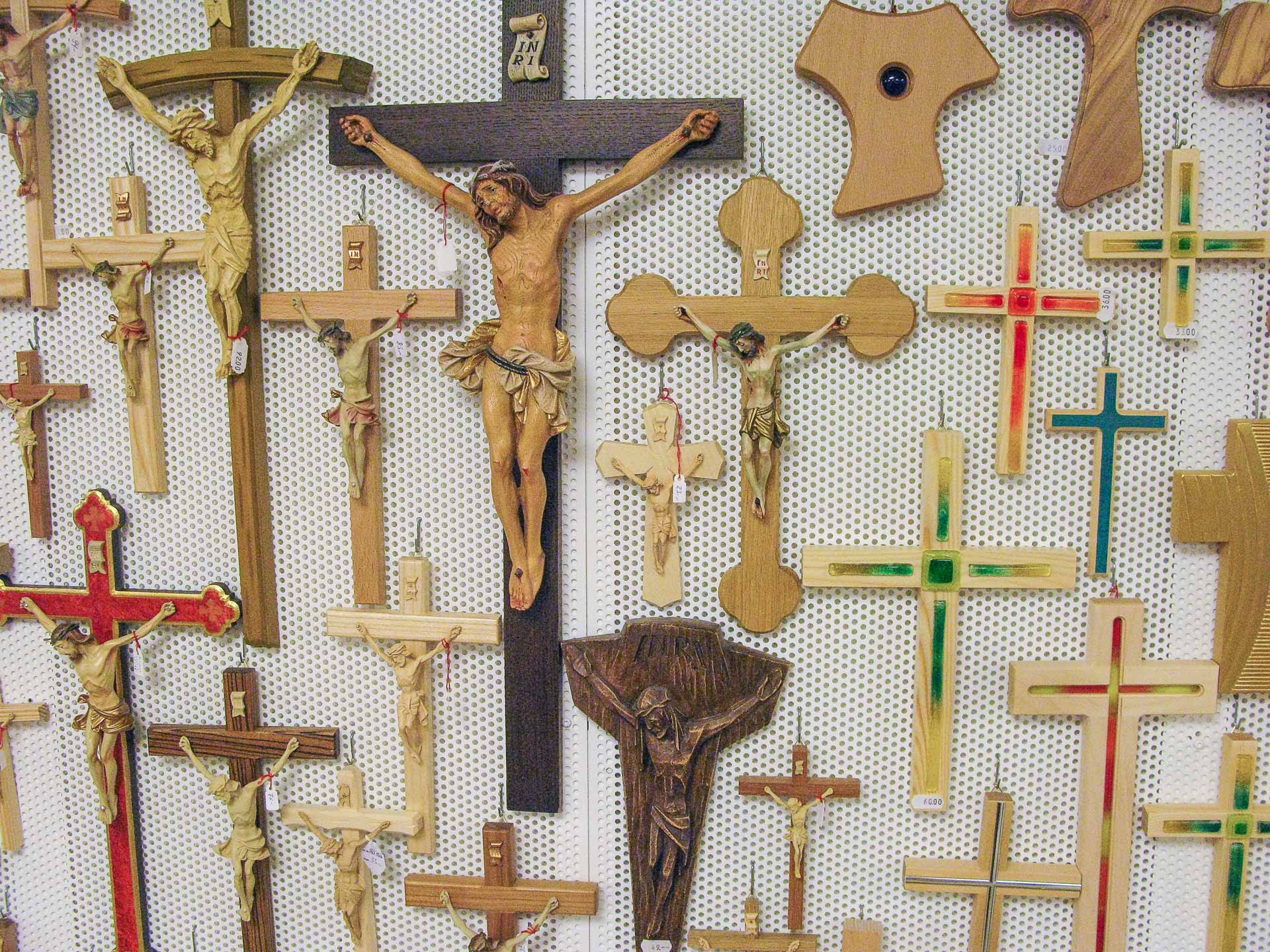 «Nein, Gott ist kein Mann, Gott ist die Quelle des Lebens», sagt Jacqueline Keune. Diese Kreuze in einem Laden im Wallfahrtsort Einsiedeln stehen für  das «verengte und verzerrte Bild von Gott», gegen das die Theologin anschreibt. | © 2010 Dominik Thali